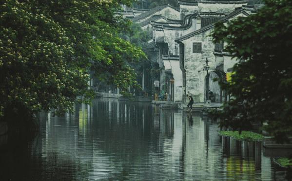 人工智能大模型企业已达8家,上海该如何提升产业竞争力?